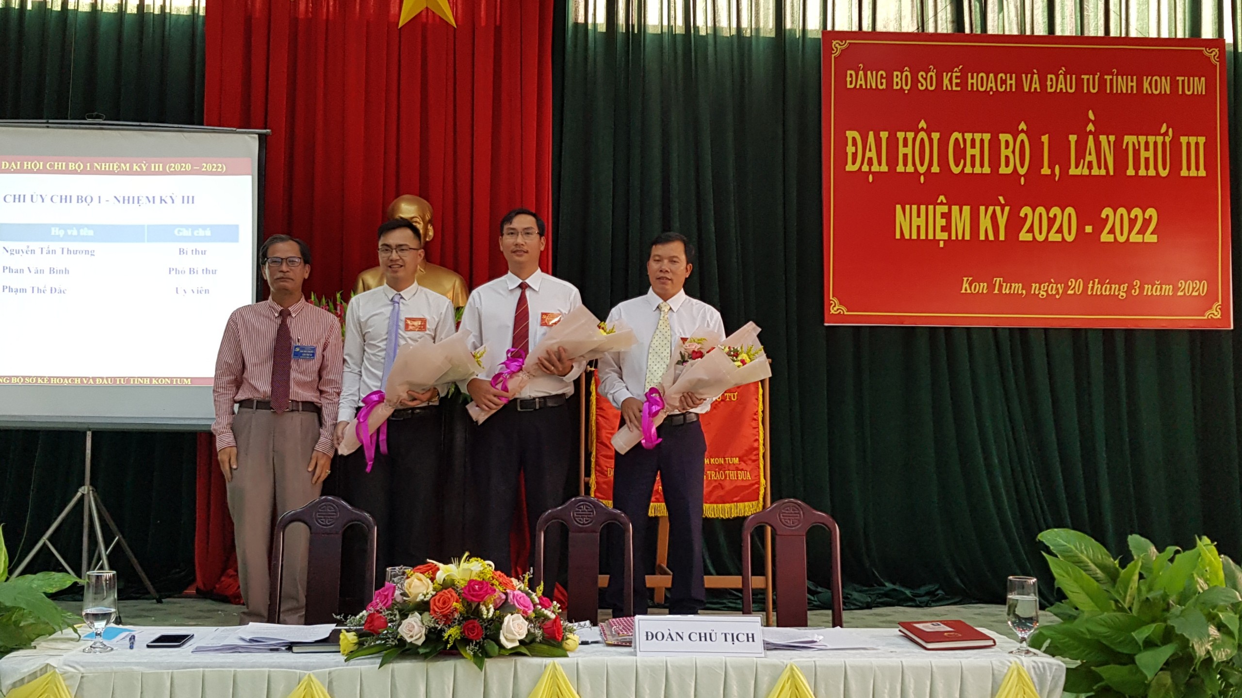 Đồng chí Ngô Việt Thành tặng hoa chúc mừng Cấp ủy Chi bộ 1, nhiệm kỳ 2020-2022