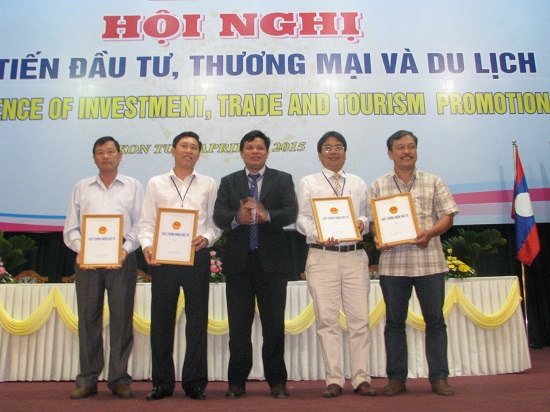 UBND tỉnh Kon Tum trao Giấy chứng nhận đầu tư cho 04 dự án